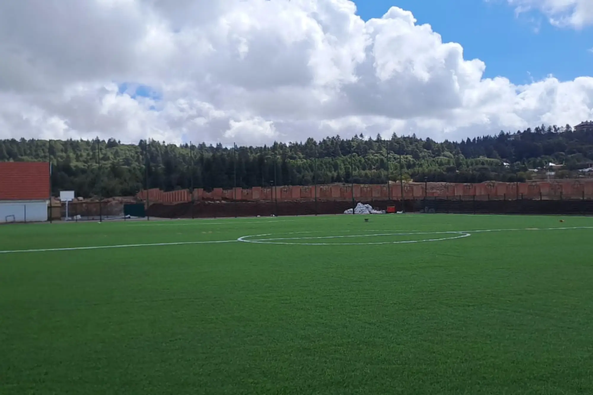 terrains de sports, gymnases et piscine